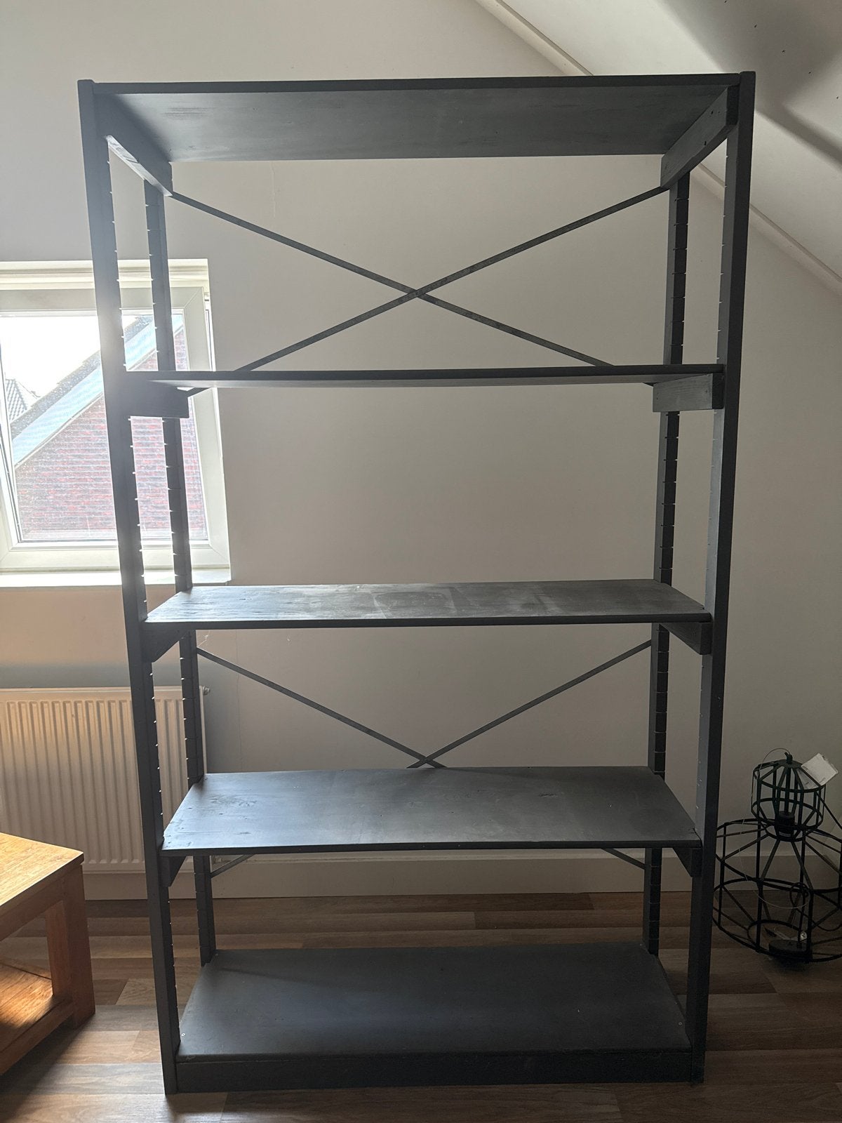 Hoge grijs geverfde houten kast/stellingkast, Ophalen, Met plank(en), Gebruikt, 200 cm of meer