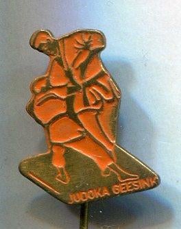 Judoka Geesink oranje op koper sport speldje ( R_023 ), Verzamelen, Verzenden, Nieuw, Sport, Speldje of Pin