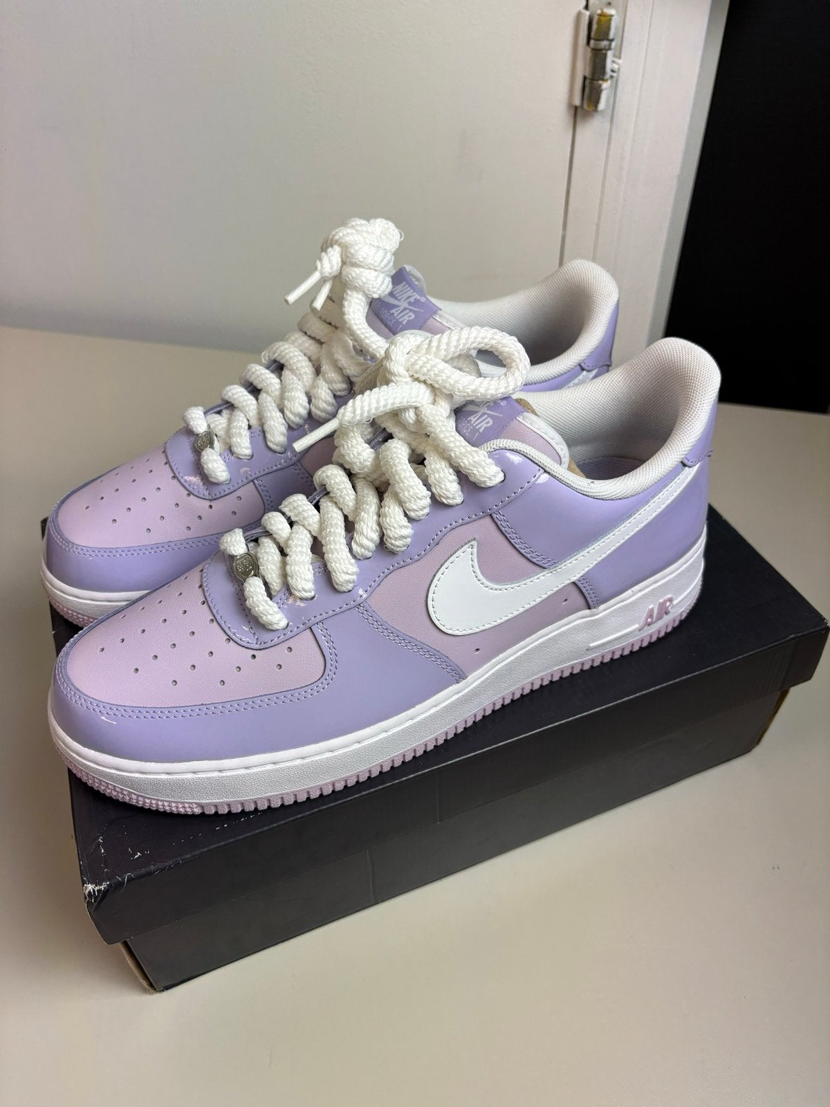 Nike Air Force 1 '07 LV8 Hydrangeas Patent Roze Paars 46, Kleding | Heren, Overige kleuren, -, -, Nieuw