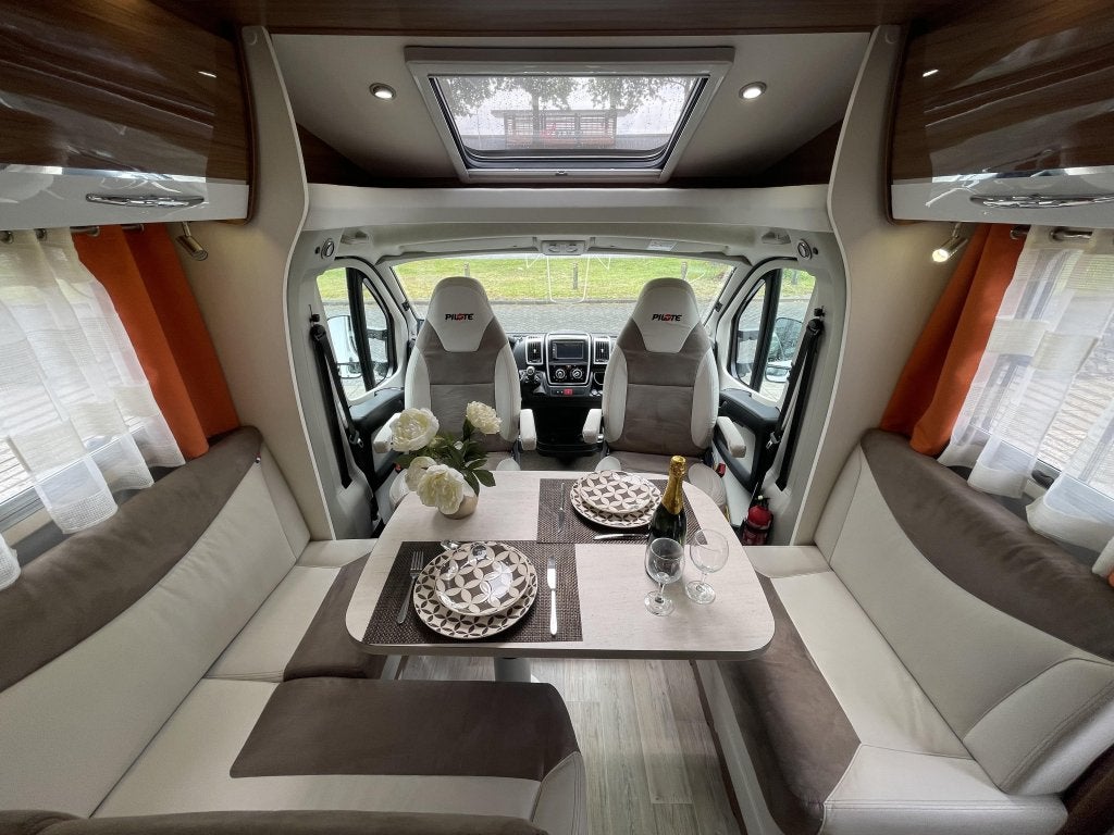 Pilote P 740 GJ QUEENSBED TREKHAAK ZONNEPANEEL EURO6, Caravans en Kamperen, Fiat, Pilote, 7 tot 8 meter, Bedrijf