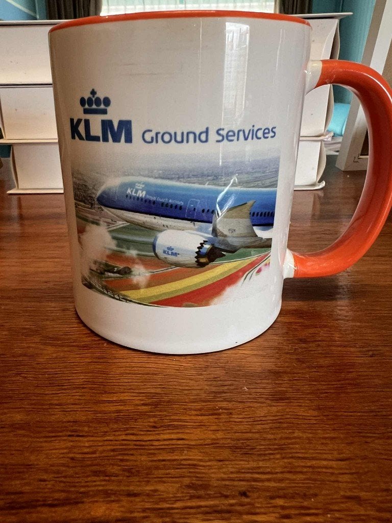 Nieuwe mok met KLM vliegtuig foto ., Huis en Inrichting, Keuken | Servies, Overige merken, Verzenden, Keramiek, Nieuw