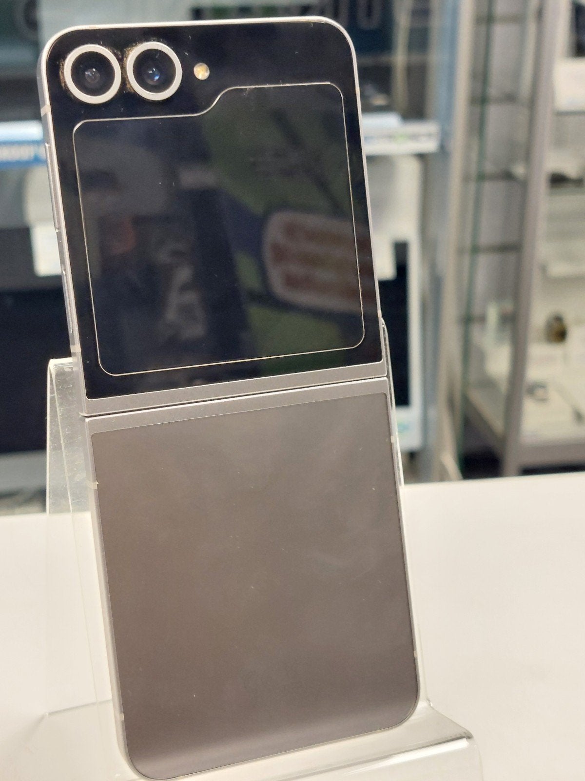 Foto 7 van Samsung Galaxy Z Flip6 - 256GB met lichte beschadiging