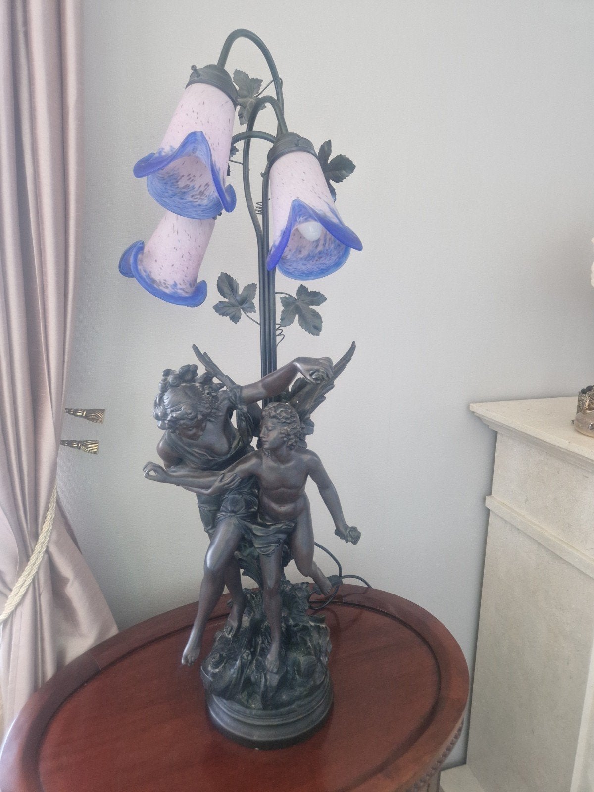Antieke bronzen tafellamp met glazen bloemkappen, Ophalen