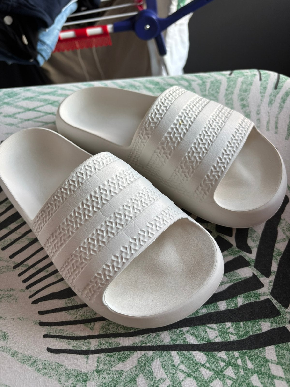 Bijna nieuwe luxe badslippers van Adidas mt 39, Kleding | Dames, Schoenen, Slippers, Wit, Ophalen of Verzenden, Zo goed als nieuw