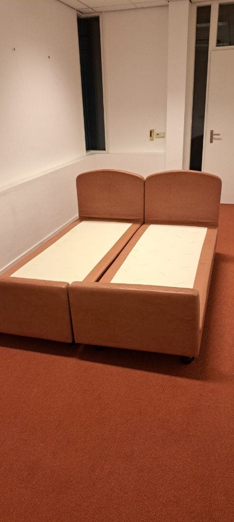 Tweepersoonsbed met gestoffeerd hoofdbord 180x200, Gebruikt, Bruin, Tweepersoons, Ophalen of Verzenden