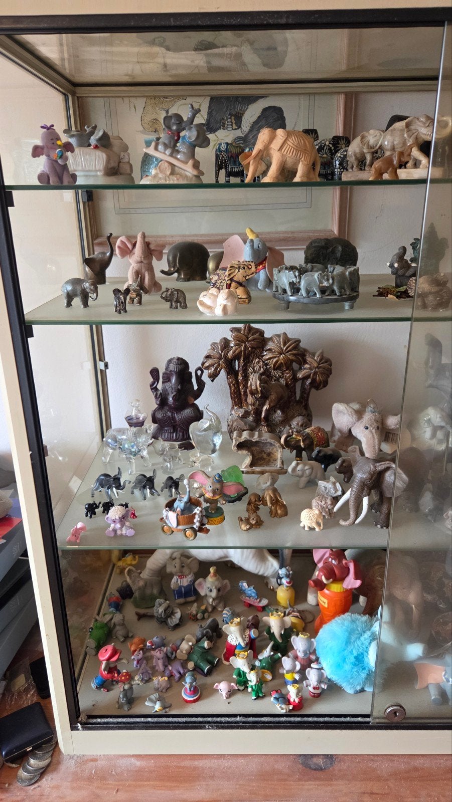 Foto 2 van Grote verzameling olifanten beeldjes in vitrinekast