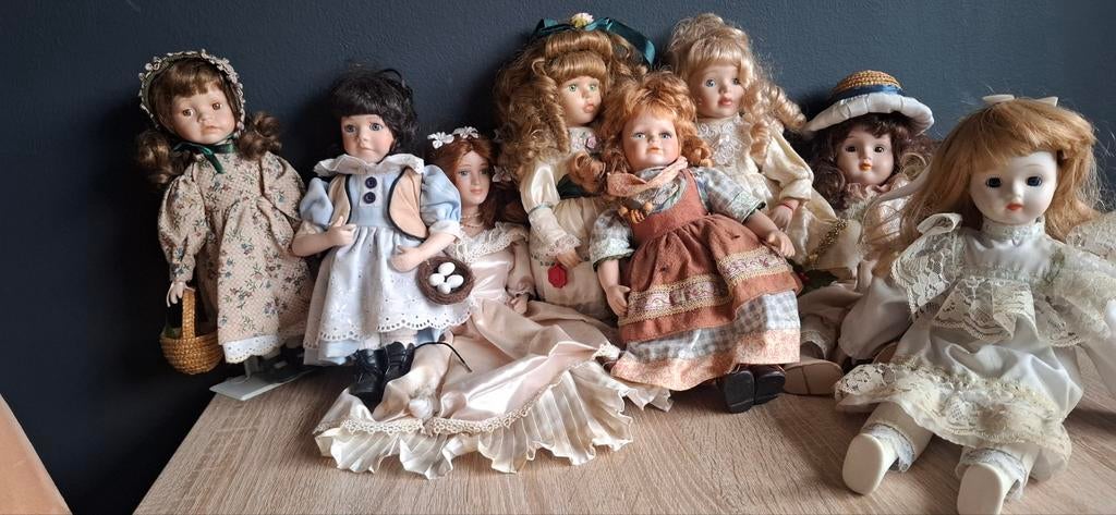 Verzameling porseleinen poppen, miniservies en vazen, Ophalen, Gebruikt, Pop