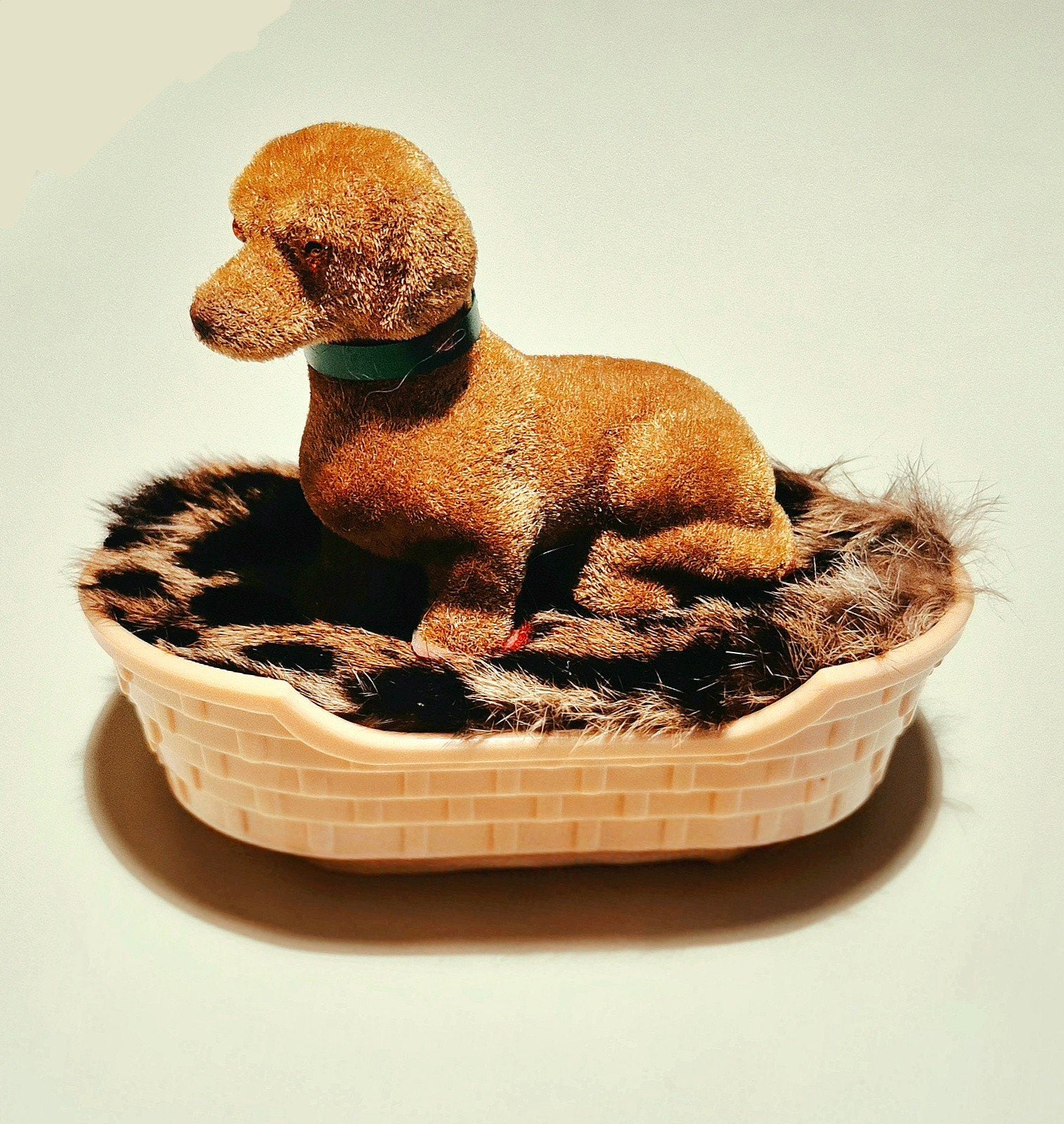 Vintage poppenhuis teckel Wagner hond retro + mand, Ophalen of Verzenden, Gebruikt, Decoratie