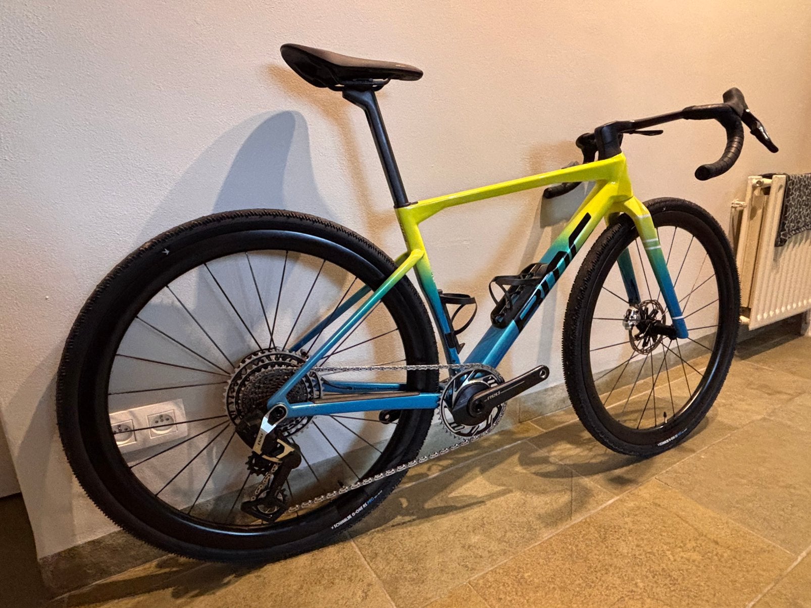 BMC KAIUS 01 2026 (NIEUWSTAAT), 28 inch, Carbon, 10 tot 15 versnellingen, 49 tot 53 cm