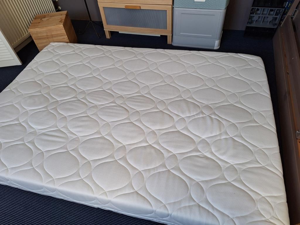 IKEA bed 140x200 met zo goed als nieuw matras, Huis en Inrichting, Slaapkamer | Matrassen en Bedbodems, Ophalen, Zo goed als nieuw