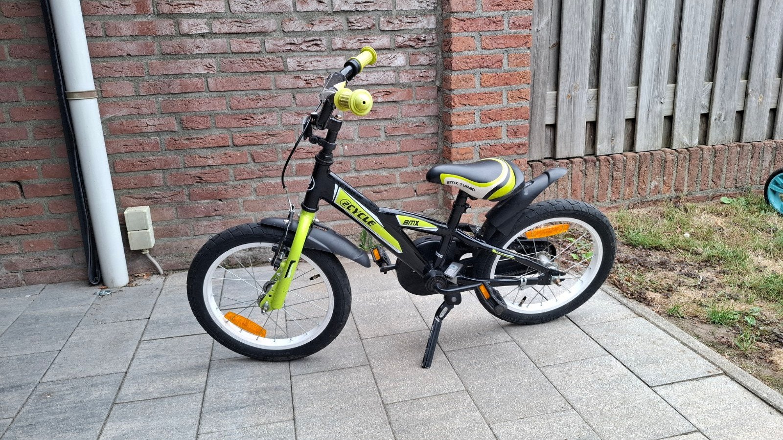 Kinderfiets 16 inch - Zwart/Geel -, Fietsen en Brommers, Ophalen, Gebruikt, Terugtraprem, 16 tot 20 inch
