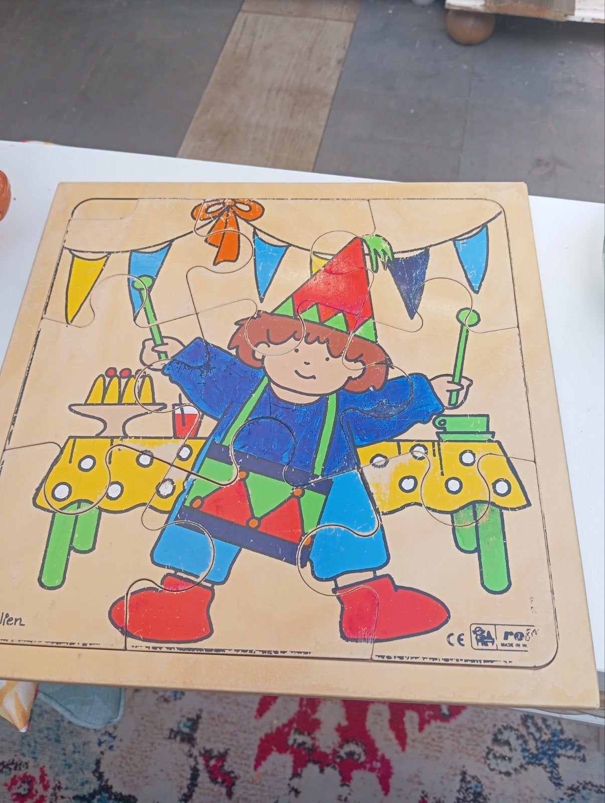 Houten vintage kinderpuzzel: Feestvierend kind met trommel, Ophalen of Verzenden, 10 tot 50 stukjes, Gebruikt