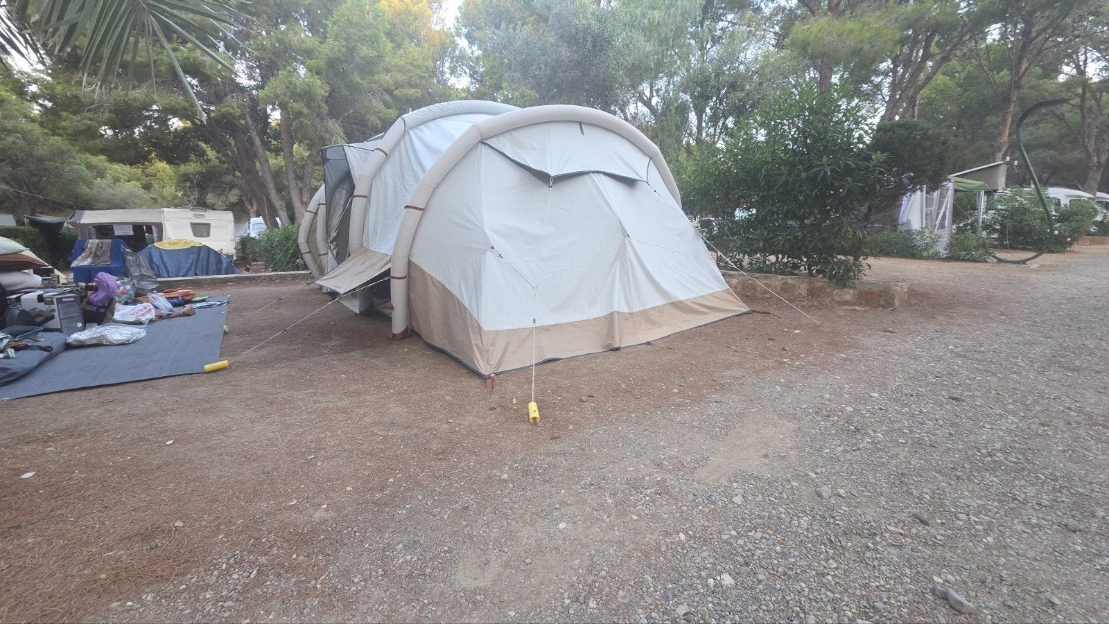 Quechua Fresh & Black 6.3 opblaasbare gezinstent, Caravans en Kamperen, Tenten, Ophalen of Verzenden, Gebruikt, Tot en met 6