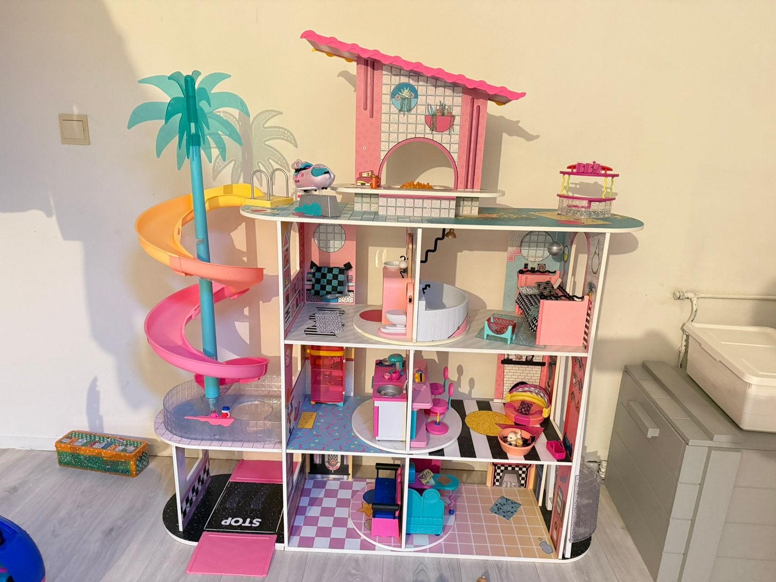 Mega LOL surpirse poppenhuis met toebehoren, Ophalen, Zo goed als nieuw, Poppenhuis