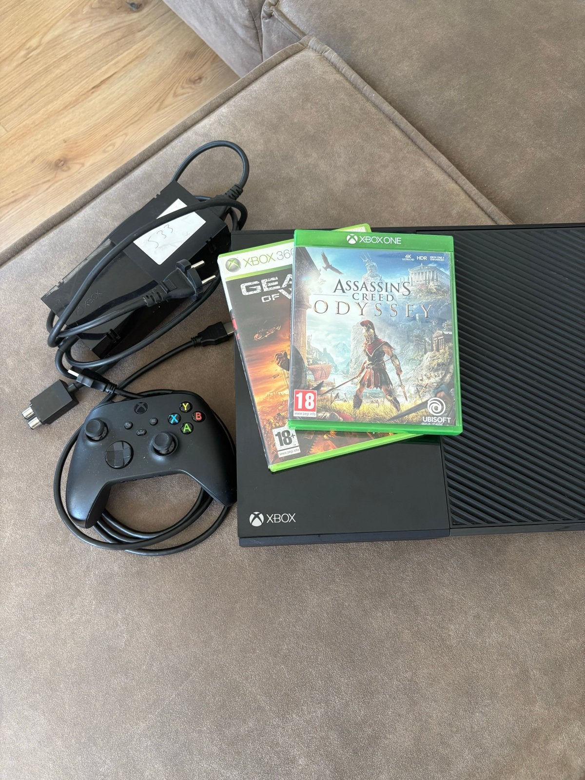 Xbox One met controller en 2 games (Assassin's Creed), Online, Gebruikt, Vanaf 18 jaar, 1 speler