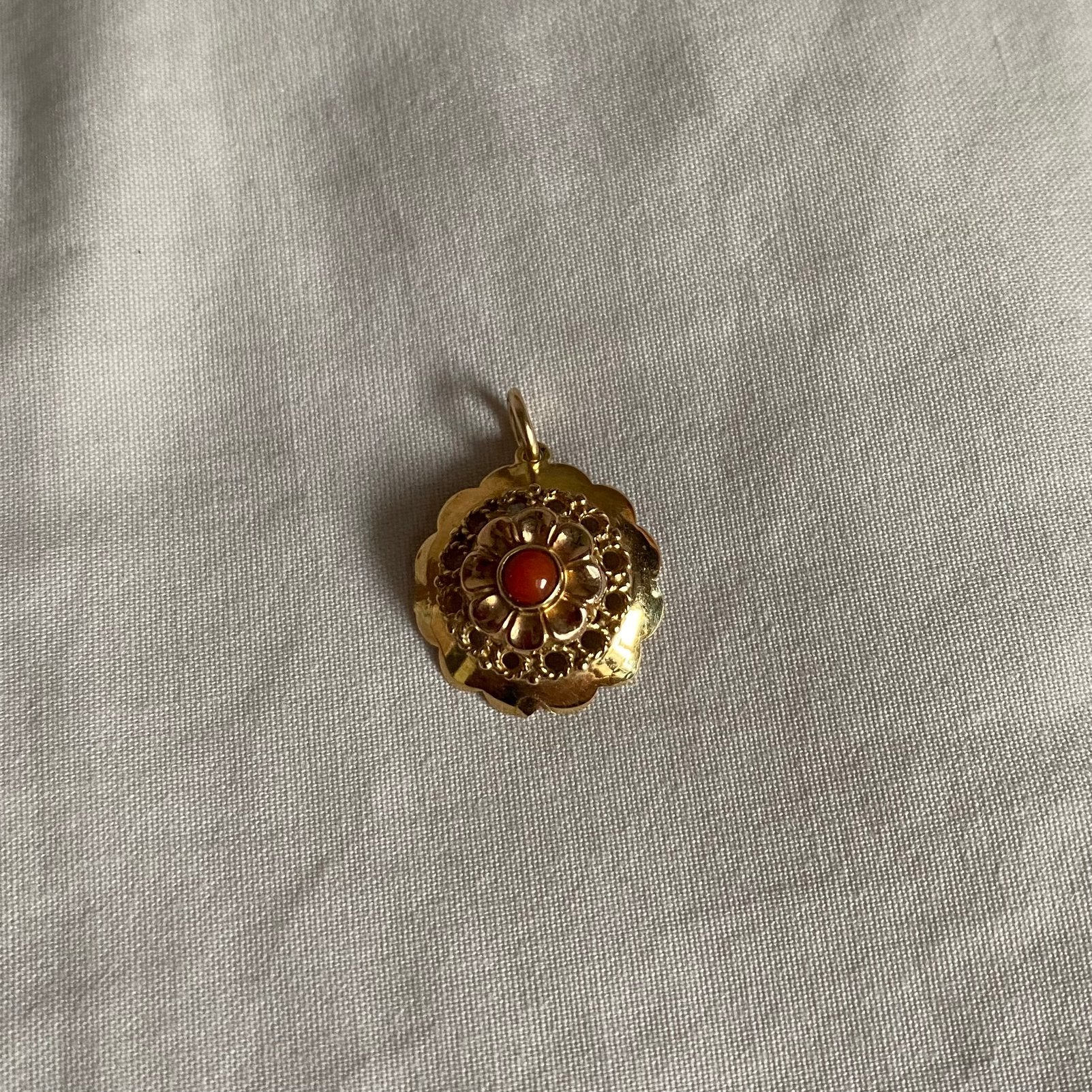 Antieke bloedkoraal gouden hanger 14 karaat goud, Verzenden, Goud, Hanger