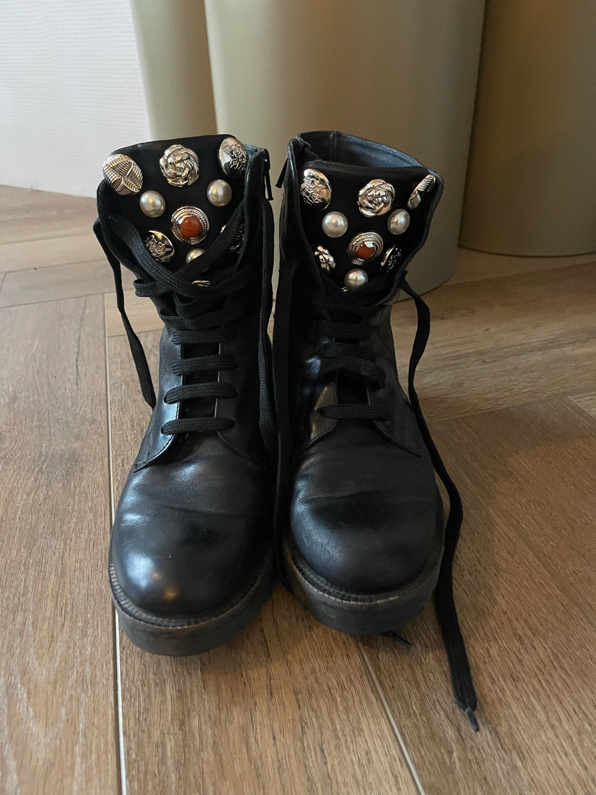 Toscablu Zwarte Leren Boots met Decoratieve Knopen - Maat 38, Kleding | Dames, Ophalen of Verzenden, Zo goed als nieuw, Zwart