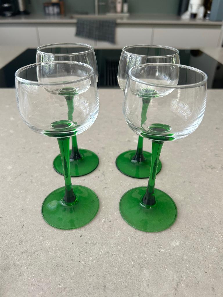 4 wijnglazen Luminarc (stijl) voor Elzas/Moesel wijnen, Verzamelen, Glas en Borrelglaasjes, Ophalen of Verzenden, Zo goed als nieuw