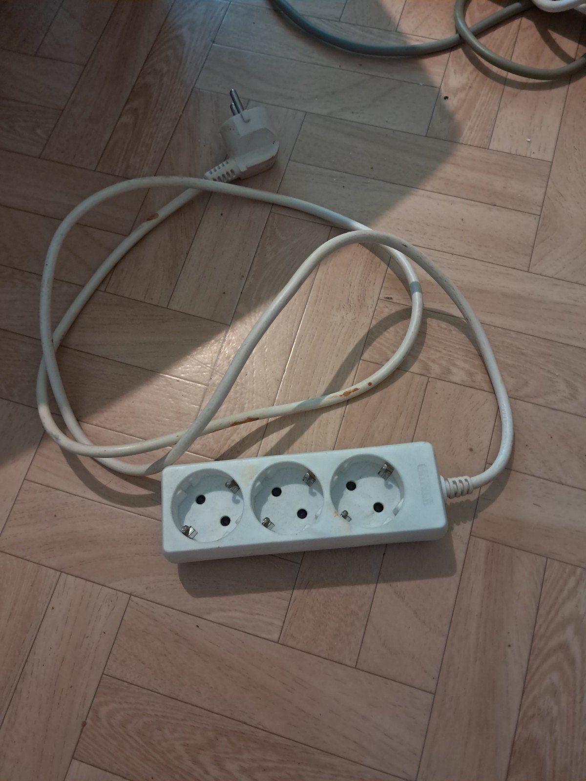 Tafelcontactdoos met 3 stopcontacten, Ophalen