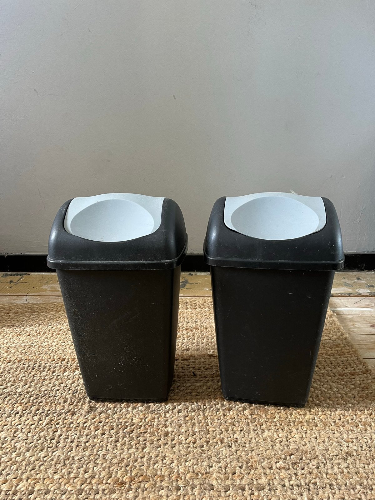 Twee prullenbakjes 1 euro/stuk, Kunststof, Ophalen of Verzenden, Zo goed als nieuw, 5 – 50