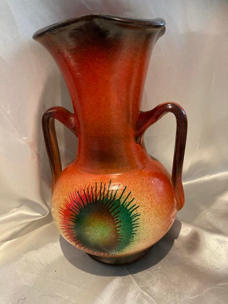 Vintage Hongaarse vaas met 2 handvaten en zon decoratie, Antiek en Kunst, Antiek | Vazen, Ophalen of Verzenden