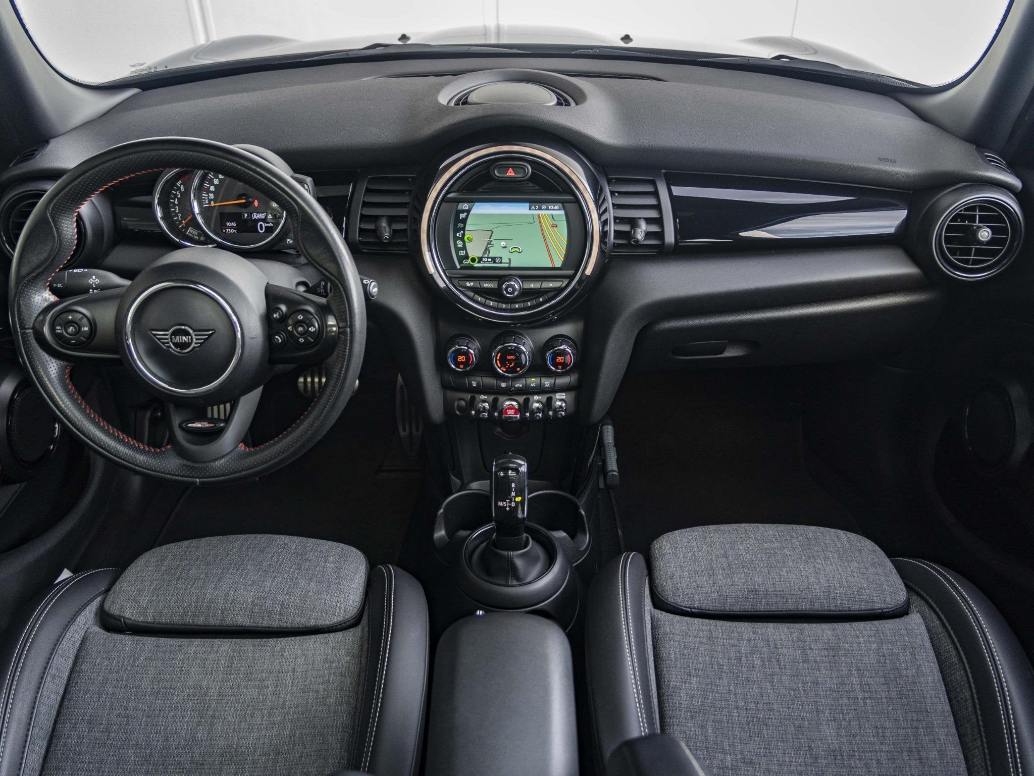 MINI 5-Deurs Cooper Aut. | JCW-pakket | Glazen panoramadak |, Auto's, Mini, 12 maanden, Gebruikt, Leder en Stof, Bedrijf