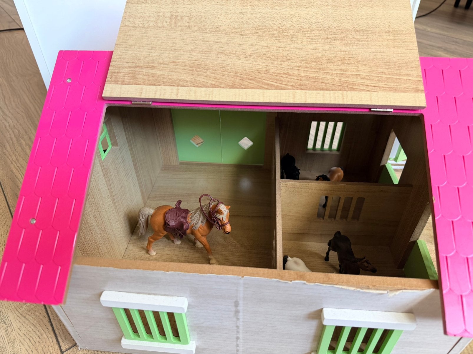 Kids Globe paardenstal met 9 boxen - 1:32 hout roze, Kinderen en Baby's, Speelgoed | Houten speelgoed, Ophalen, Zo goed als nieuw
