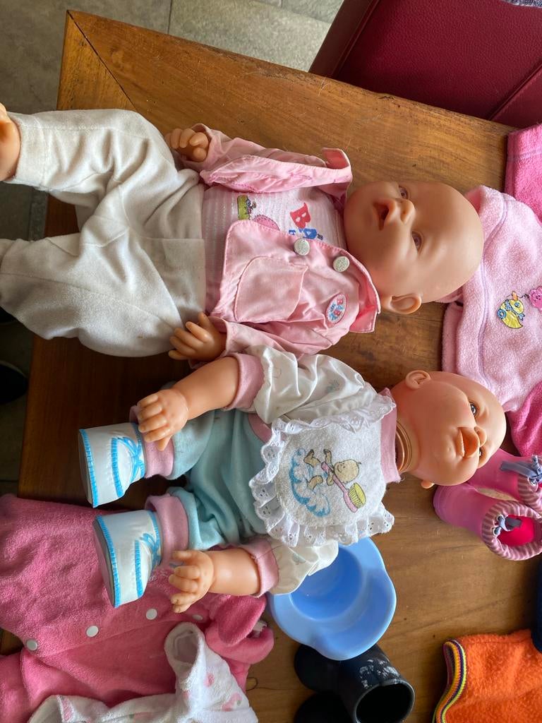 Twee Baby Born poppen met kleding en maxi cosy, Ophalen of Verzenden, Gebruikt, Babypop