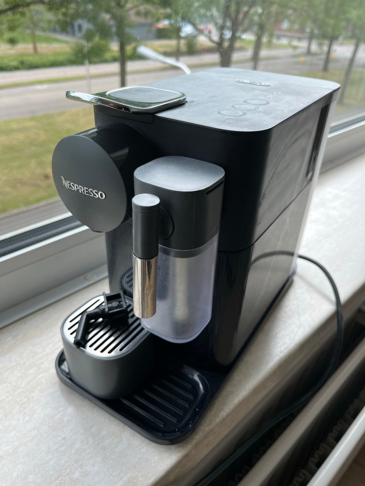 Nespresso De'Longhi Lattissima One - Zwart, Espresso apparaat, Ophalen of Verzenden, Zo goed als nieuw, 1 kopje