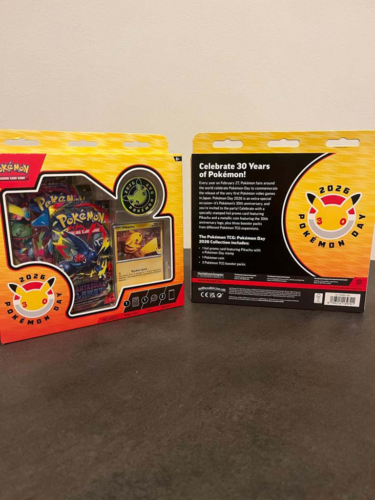 Pokémon TCG: Pokémon Day 2026 collection, Ophalen of Verzenden, Nieuw, Boosterbox