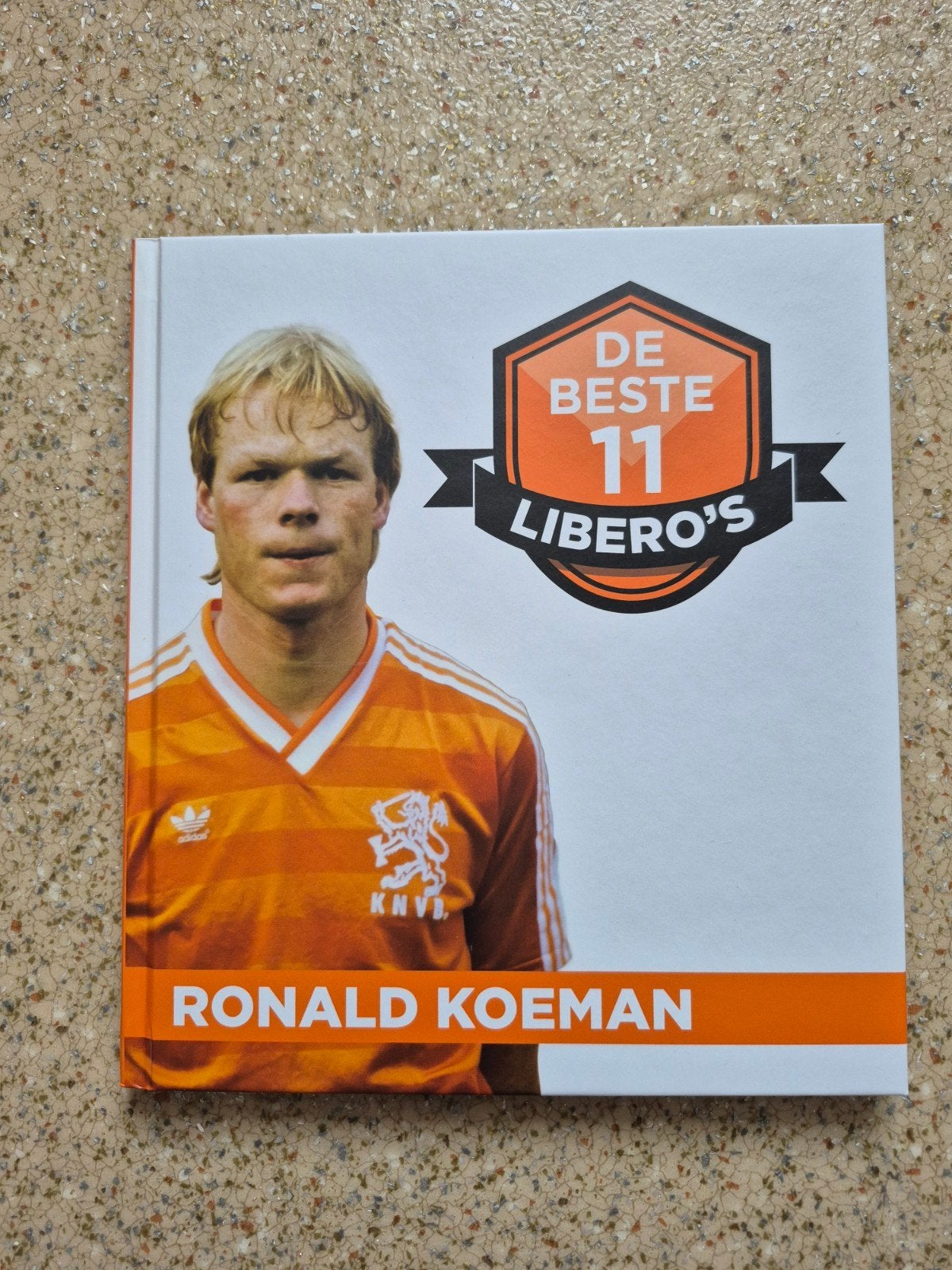 De Beste 11 Libero's - Ronald Koeman Voetbalboek, Ophalen of Verzenden, Gelezen, Onbekend, Balsport