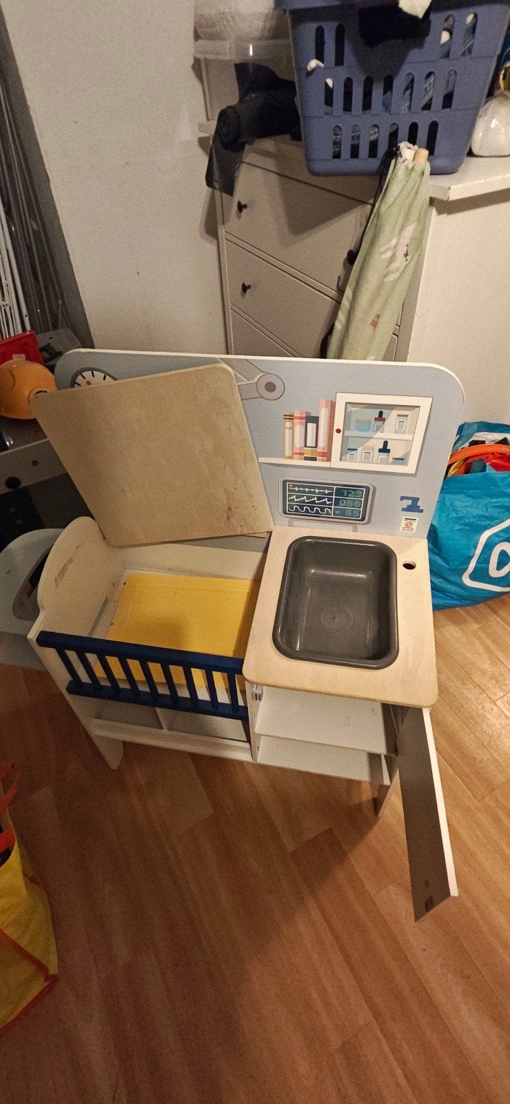 Houten Dierenarts Speelset met Wieg en Wasbak, Ophalen, Gebruikt, Jongen of Meisje