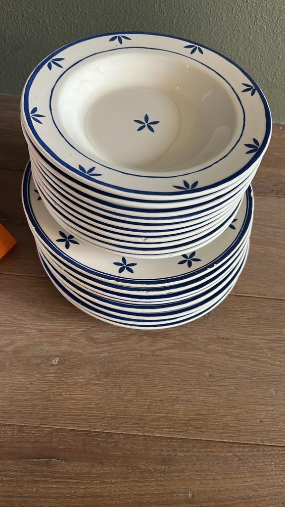 18 IKEA borden met blauw bloemmotief gratis af te halen, Ophalen, Gebruikt, Keramiek, Bord(en)