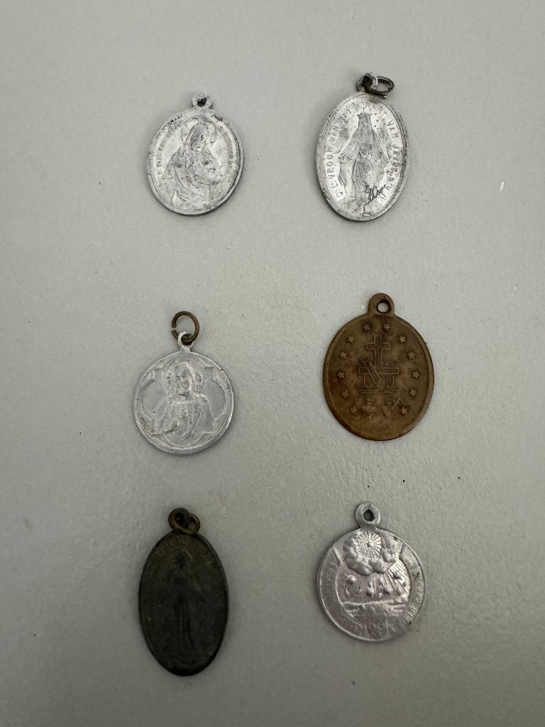 Religieuze hangertjes zijn al oud 6 stuks., Verzamelen, Religie, Ophalen of Verzenden, Gebruikt
