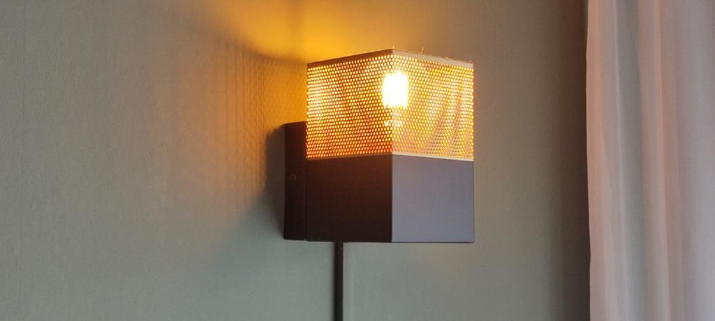Moderne wandlamp met geperforeerd metaal en zwart, Zwart, Ophalen of Verzenden, Zo goed als nieuw, Metaal