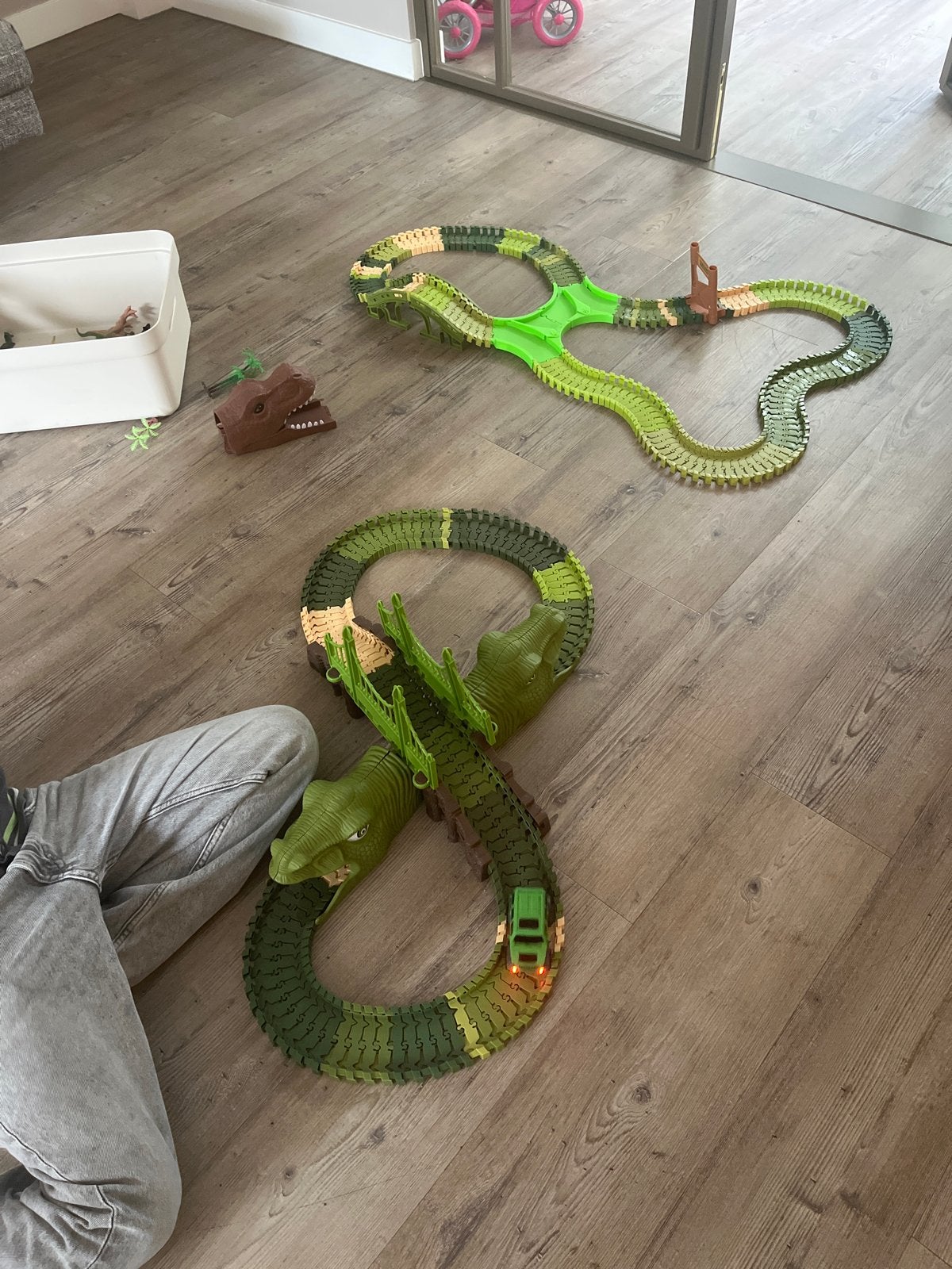 Flexibele Dinosaurus Racebaan met Batterij-auto, Racebaan, Zelf te bouwen, Zo goed als nieuw, Elektrisch