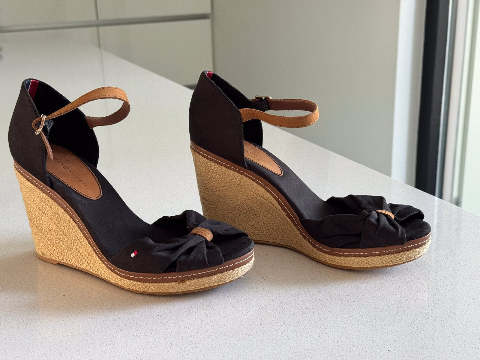 Tommy Hilfiger zwarte espadrilles met sleehak maat 40, Ophalen of Verzenden, Zo goed als nieuw, Zwart, Sandalen of Muiltjes