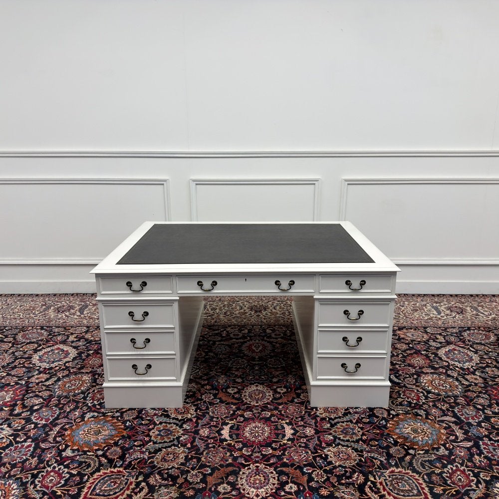 Foto 6 van Klassiek Engelse Witte Chesterfield Bureau Partnerdesk