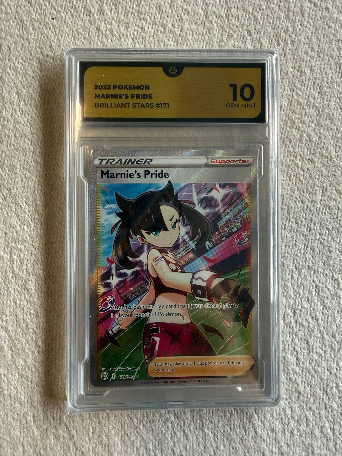 Marnie's Pride Global Grading 10 - Pokémon Kaart, Ophalen of Verzenden, Nieuw, Losse kaart