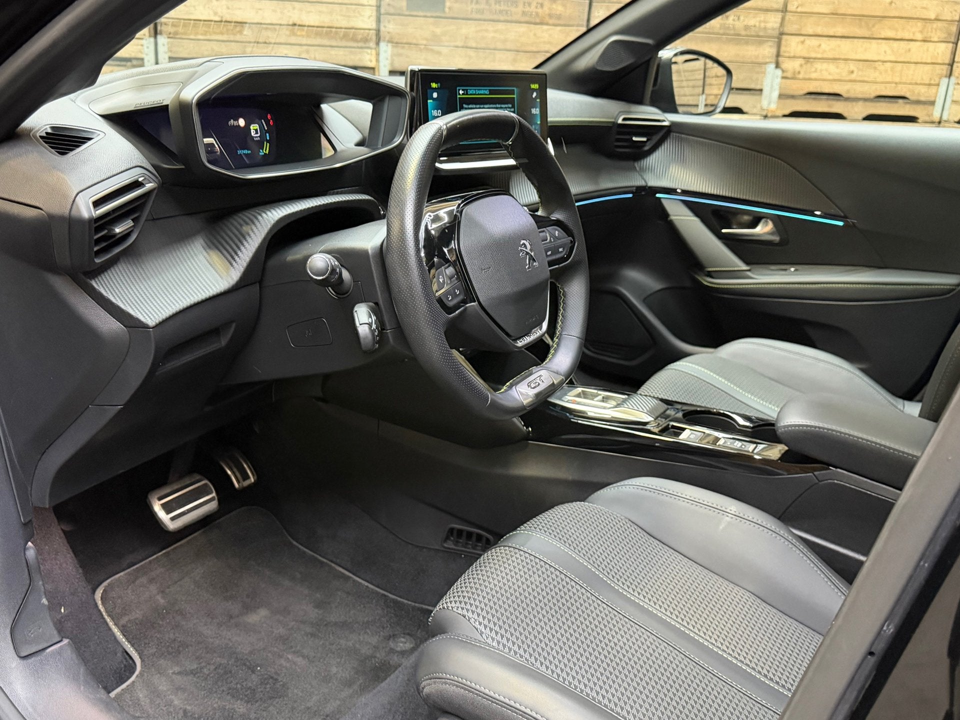 Peugeot E-208 EV GT 350 50 kWh, 17"LM, Panorama, Camera, Cru, Dealer onderhouden, 136 pk, Gebruikt, Leder en Stof