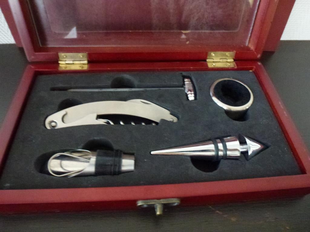 Complete wijn set in een mooie houten kistje., Meerkleurig, Overige materialen, Nieuw, Ophalen of Verzenden