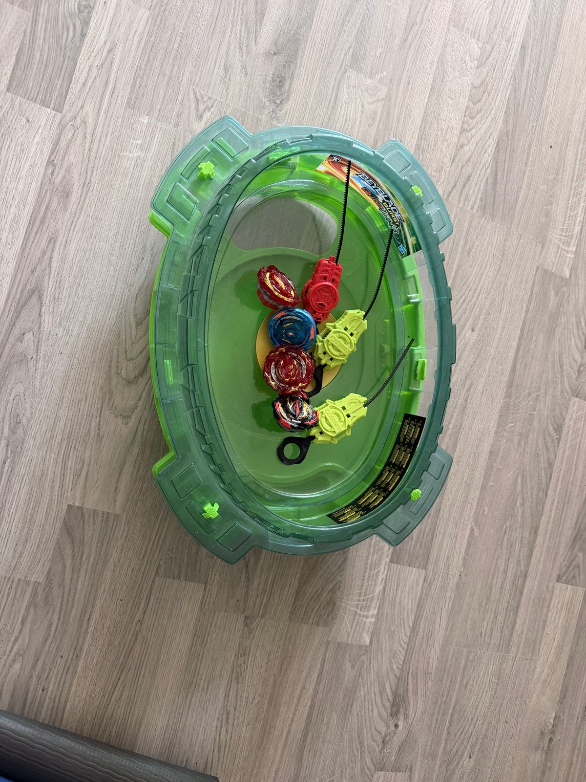 Beyblade Burst Stadion met 4 Beyblades en Starters, Ophalen, Gebruikt, Jongen of Meisje