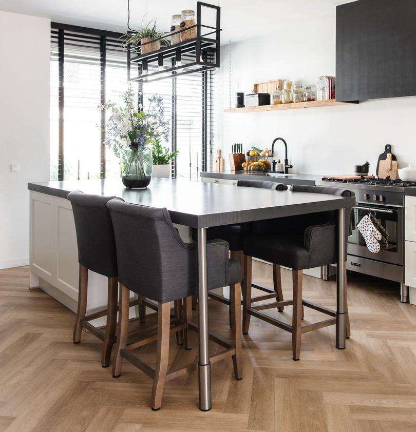 4 stevige grijs gestoffeerde barstoelen, Huis en Inrichting, Barkrukken, Ophalen, Gebruikt, Met voetsteun, 60 tot 90 cm