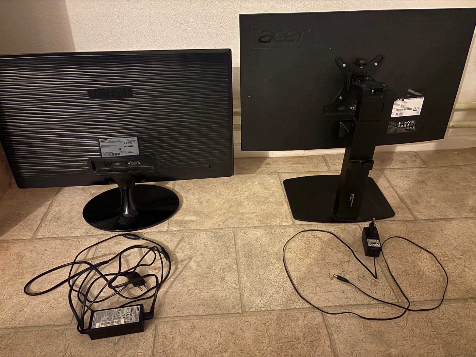Samsung S24D340H en Acer EK240Y monitoren, Computers en Software, HDMI, In hoogte verstelbaar, Full HD, Zo goed als nieuw