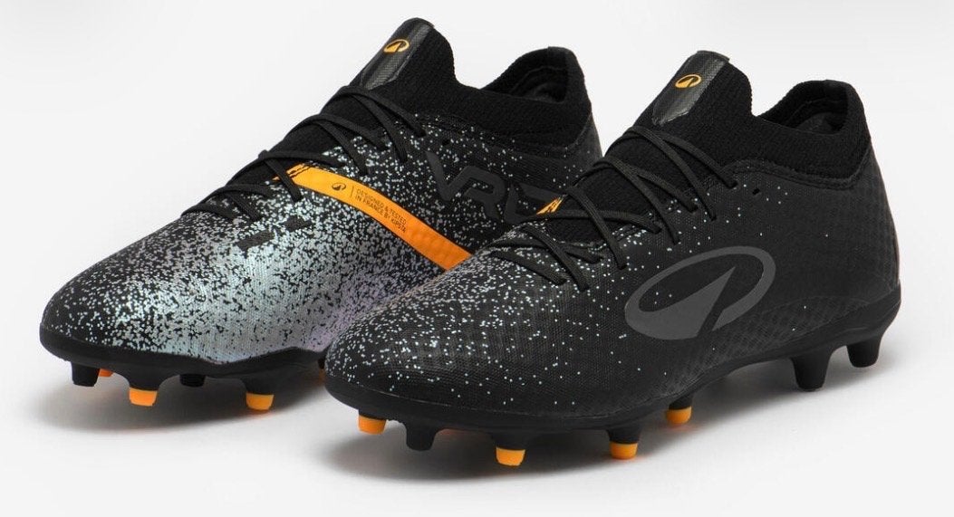 Voetbalschoenen zwart/oranje - Maat 41, Sport en Fitness, Voetbal, Ophalen, Maat XS of kleiner, Schoenen, Zo goed als nieuw
