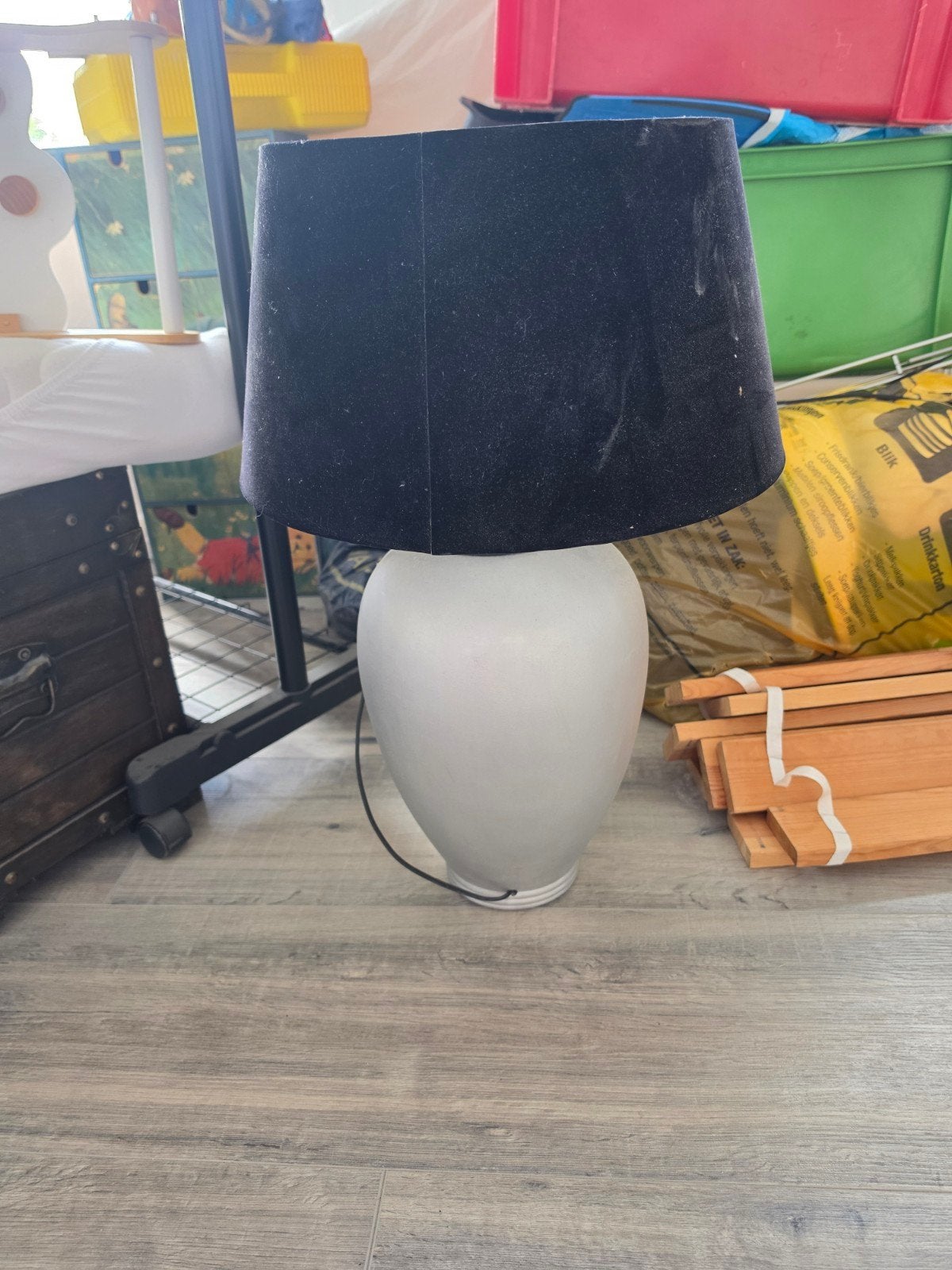 Stijlvolle tafellamp met zwarte kap, Gebruikt, 50 tot 75 cm, Ophalen of Verzenden, Modern