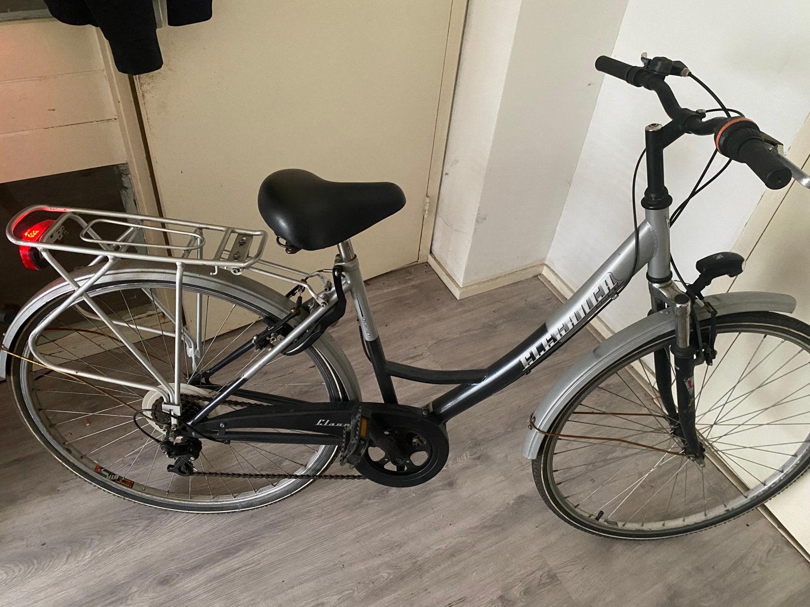 Damesfiets 28 inch, Fietsen en Brommers, Fietsen | Dames | Damesfietsen, Ophalen, Zo goed als nieuw, Versnellingen