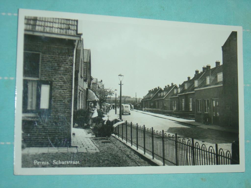 21) Zwart-wit ansichtkaart Schutstraat Pernis, Ophalen of Verzenden, 1940 tot 1960, Gelopen, Utrecht