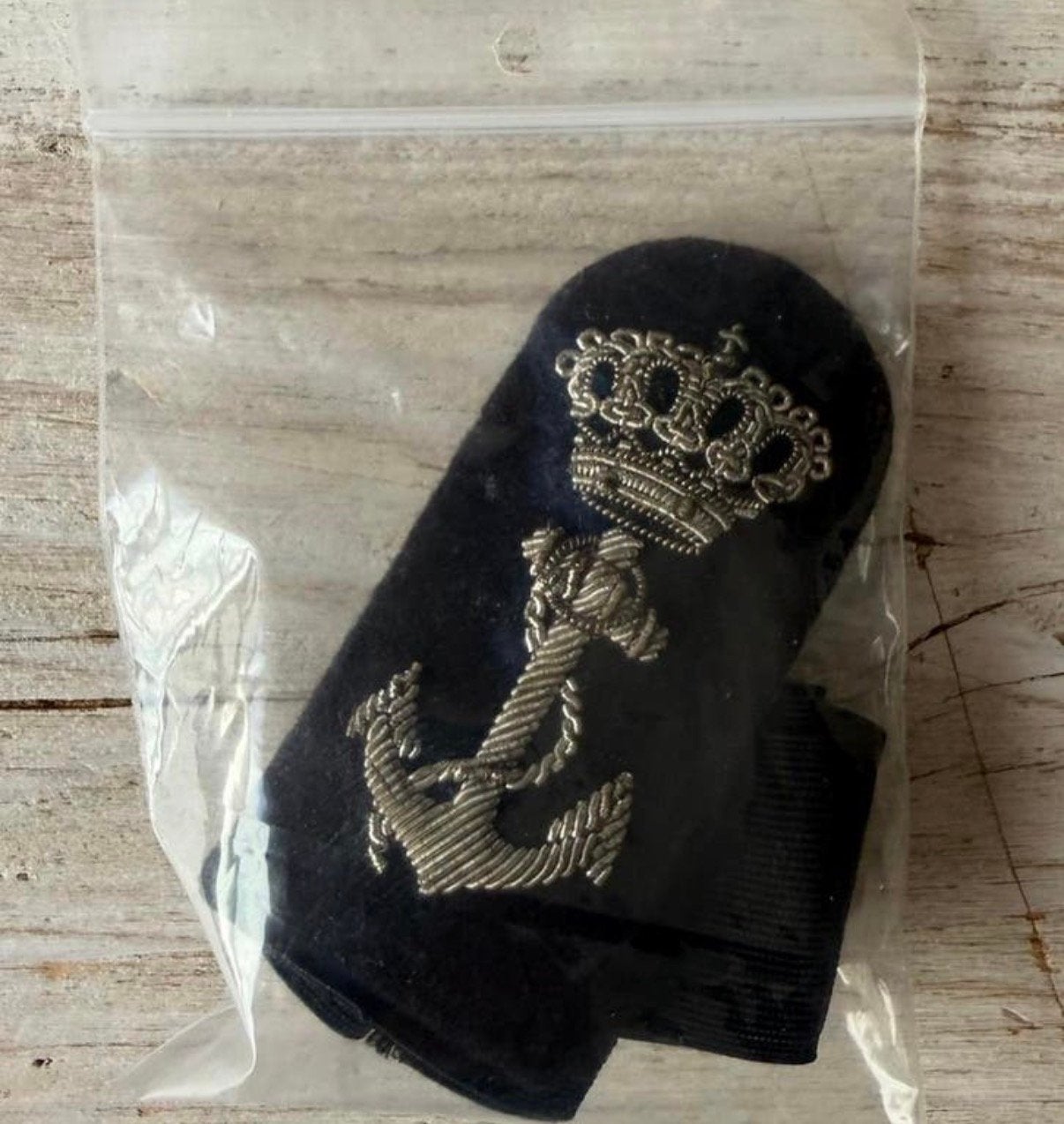 Marine Pet Embleem met Band -6, Verzamelen, Verzenden, Marine, Nederland, Embleem of Badge