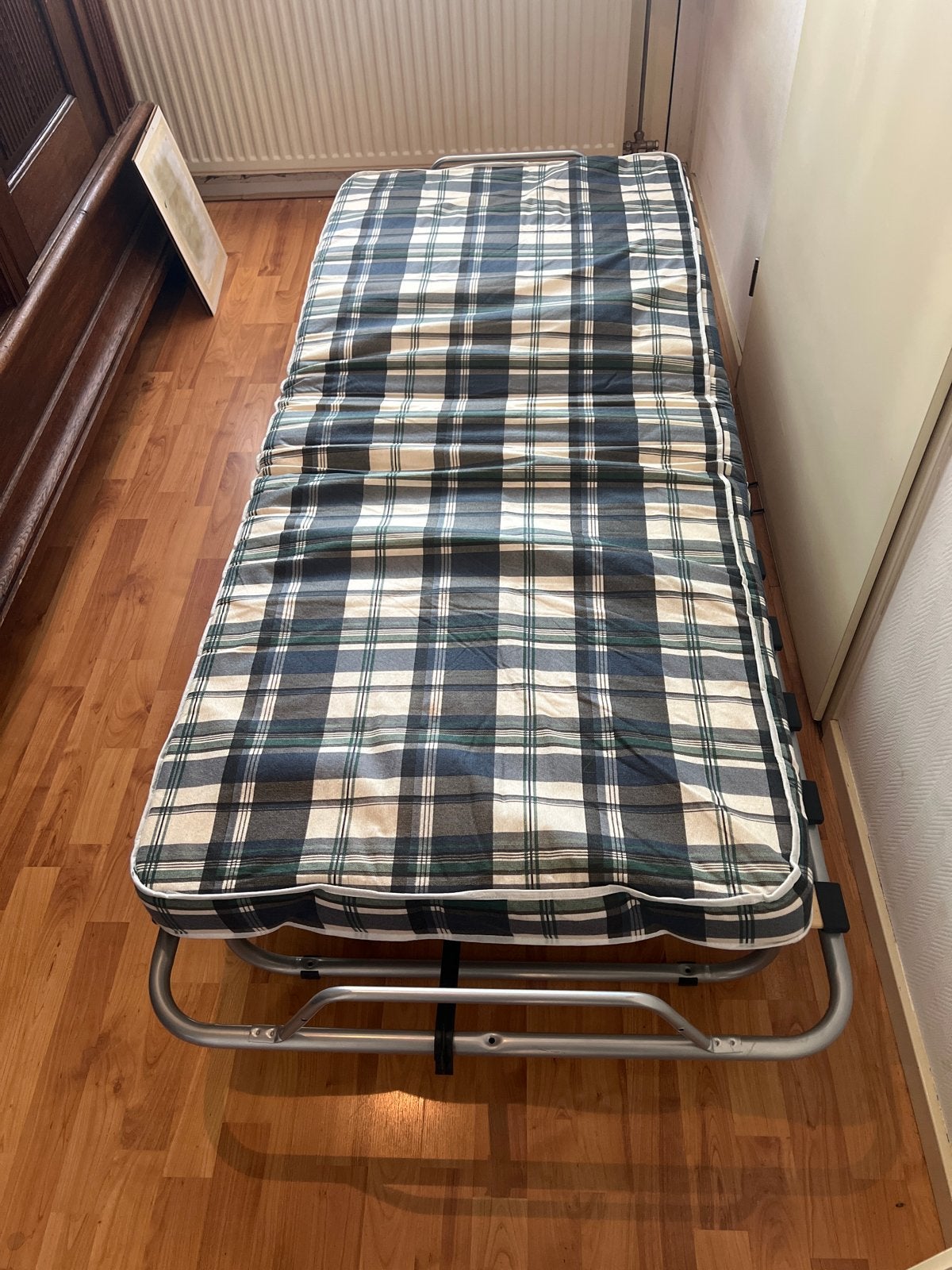 Opvouwbaar logeerbed met geruit matras, Ophalen, Gebruikt, 190 cm of minder, Metaal